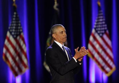 Barack Obama aplaude al público asistente al discurso.