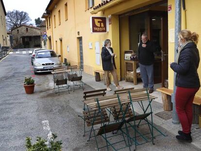 Veïns de Montseny prenen un cafè al carrer aquest dissabte.
