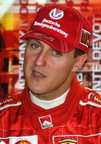 Michael Schumacher impone su dominio y busca el récord de victorias.