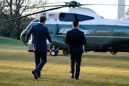 Miembros del personal de la Casa Blanca llevan cajas hacia el Marine One antes de que el presidente Donald Trump abandone la Casa Blanca, el 20 de enero de 2021.