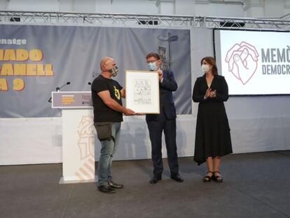 El presidente de la Generalitat, Ximo Puig, y la consejera de Calidad Democrática, Rosa Pérez Garijo, junto al nieto de Amado Granell, Javier Tarazona, en el homenaje al soldado que liberó París, este lunes en Burriana.