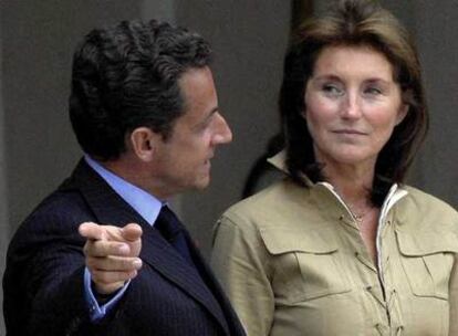 El presidente francés, Nicolas Sarkozy, con su esposa, Cécilia, el pasado 13 de junio en el palacio del Elíseo.