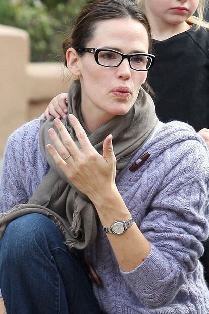 Jennifer Garner, que está embarazada de nuevo, suele llevar gafas cuando está lejos de las cámaras, como en esta imagen en la que está con sus hijas Violet y Seraphina. El modelo que luce aquí es muy parecido a éste de Tiffany.