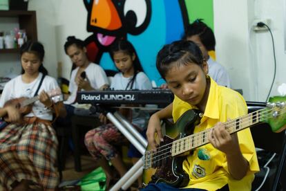 La escuela de Khlong Toei cuenta con un espacio para recreo, ensayo y lecciones, adem&aacute;s de un estudio de grabaci&oacute;n en el que algunos grupos musicales de Bangkok grabar&aacute;n discos con los chicos de la escuela.