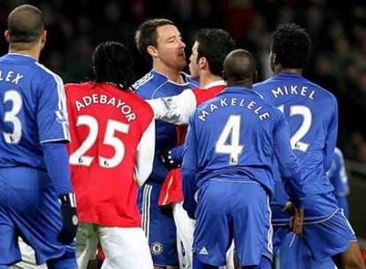 Cesc y Terry se encaran ante Mikel, Makelele, Adebayor y Alex.