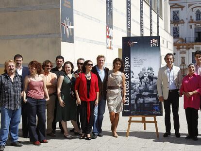 El elenco de <i>Las bodas de Fígaro</i> y los responsables del montaje, ayer a las puertas del Teatro de la Maestranza de Sevilla.