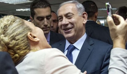 Netanyahu saluda a seguidores de su partido en Tel Aviv.