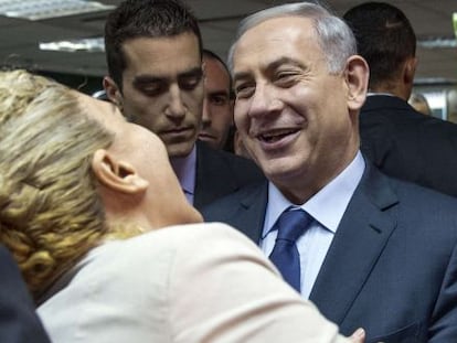 Netanyahu saluda a seguidores de su partido en Tel Aviv.