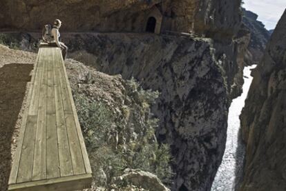 Uno de los miradores instalados a lo largo de la ruta por el desfiladero de Mont-rebei, labrado por el río Noguera Ribagorzana en el macizo del Montsec (entre Huesca y Lleida).