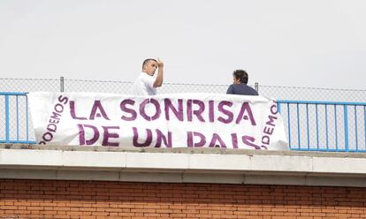 Cartel bajo el lema 'La sonrisa de un país' en la carretera de Barcelona de Madrid.