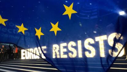 Anuncio desplegado por europeístas en el exterior del Parlamento Europeo.