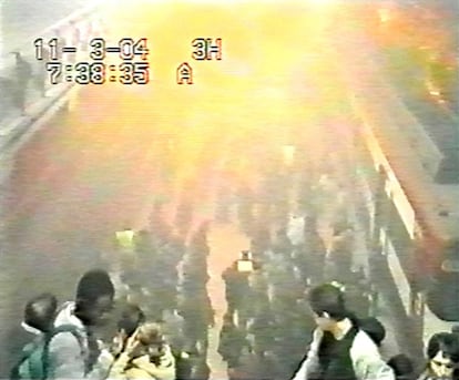 11 de marzo de 2004. Entre las 7.37 y las 7.40 estallaron 10 bombas en las estaciones de cercanías de Atocha, El Pozo y Santa Eugenia y en las vías de la calle Téllez. Murieron 191 personas y casi 2.000 resultaron heridas. Las cámaras de seguridad de Atocha captaron el caos y el desconcierto en los andenes tras una de las explosiones. Allí perdieron la vida 34 personas.