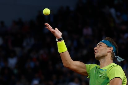 Nadal sirve durante el partido ante Djokovic.