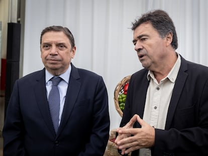 Luis Planas, Ministro de Agricultura de España y Esteban Valenzuela, Ministro de Agricultura de Chile durante la visita al banco de alimentos en la comuna de Cerro Navia (Chile).