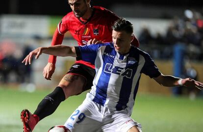 Demirovic protege el balón.