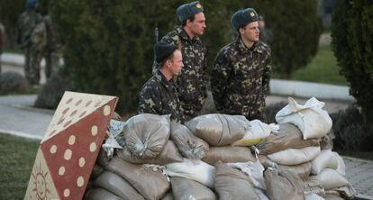 Soldados ucranianos se protegem atrás de sacos de terra na base de Belbek, próximo a Sebastopol.