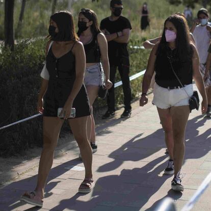 Colas con jóvenes en el Isabel Zendal para la vacunación de la covid.