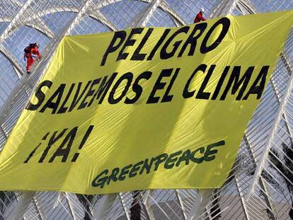 Miembros de Greenpeace desplegaron una enorme pancarta sobre la Ciudad de las Artes.