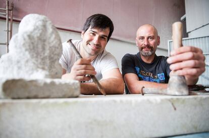 De izquierda a derecha, Francisco Castro Freijo y Manuel Rial Pérez, en el taller del primero en Vilalonga (Sanxenxo).