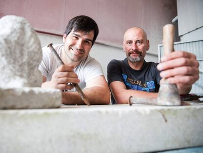 De izquierda a derecha, Francisco Castro Freijo y Manuel Rial P&eacute;rez, en el taller del primero en Vilalonga (Sanxenxo).