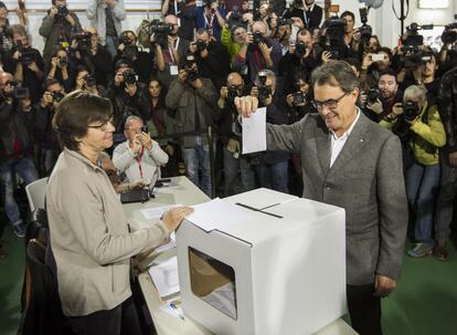El presidente de la Generalitat, Artur Mas, en el momento de depositar el voto.