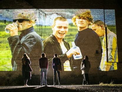 Una imagen de 'Trainspotting' proyectada sobre una fachada de Leith, Edimburgo.