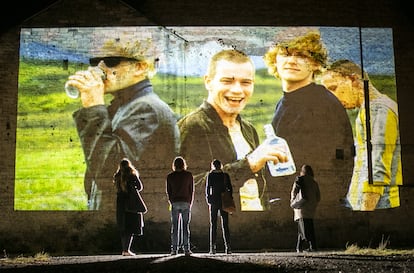 Una imagen de 'Trainspotting' proyectada sobre una fachada de Leith, Edimburgo.