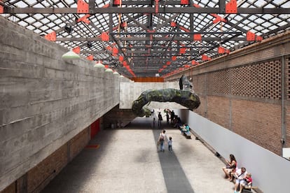 SESC Pompeia, en São Paulo, un centro cultural en una antigua fábrica, ideado por la arquitecta.