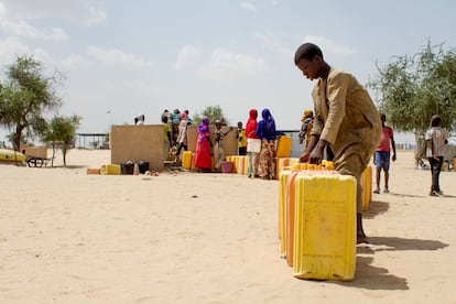 La solución más sostenible a los problemas de abastecimiento de agua es cavar nuevos pozos, como este del campo de refugiados de Sayam Forage. Pero no siempre es posible. En Kindjandji, el agua de buena calidad está a mucha profundidas y además aún no se han arreglado los problemas con los vecinos, que han vuelto a romper en dos ocasiones el pozo que ya existe.