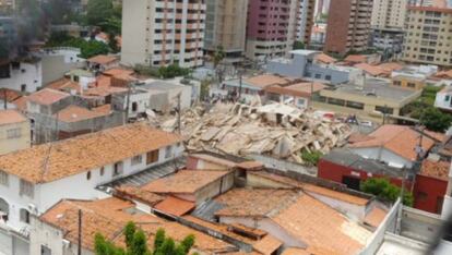 Testemunhas e vizinhos afirmam que viram pessoas dentro do prédio no momento do desabamento. Na imagem, os escombros de edifício. 