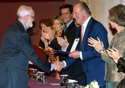 Los Reyes entregando la medalla de Oro al Mérito en las Bellas Artes al escritor José Luis Sampedro, en 2005.
