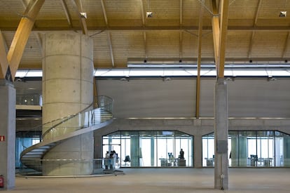 La bodega Protos cuenta con zonas subterráneas con más de dos kilómetros de túneles y galerías, como la sala de crianza del vino. En la foto se ve una parte de las oficinas de la bodega, con la airosa escalera en primer plano que abraza la columna de hormigón como la hiedra.