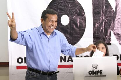 Ollanta Humala vota en la Universidad Ricardo Palma de Lima. Es la segunda ocasión en que se somete a una segunda vuelta. En 2006 perdió ante el actual presidente, Alan García