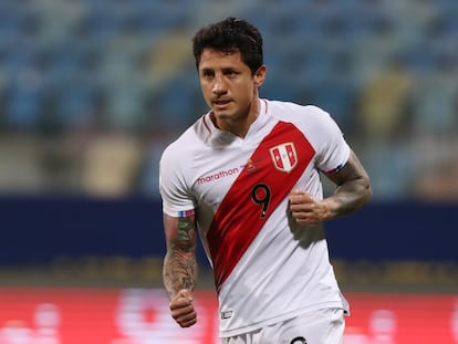 Gianluca Ladapula, delantero de Perú, celebra su gol en los penaltis frente a Paraguay, en la Copa América.