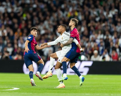 El jugador del Real Madrid Kylian Mbappé intenta controlar un balón durante la primera parte del partido.

