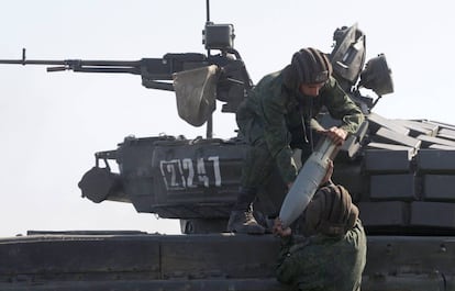 Militantes de las fuerzas de la autodenominada Rep&uacute;blica Popular de Lugansk en unos ejercicios militares conjuntos con militares separatistas de Donetsk el 15 de septiembre en Donetsk.