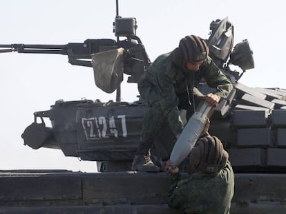 Militantes das forças da autodenominada República Popular de Lugansk em exercícios militares conjuntos com militares separatistas de Donetsk.