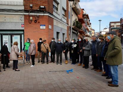 Reunión de afectados en el barrio de un municipio donde cerraron la última oficina bancaria.
