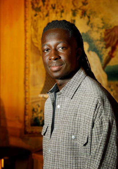 Mory Sacko posa en su nuevo restaurante, Lafayette, ubicado en el antiguo palacio del marqués de La Fayette, aristócrata, militar y político francés determinante en las revoluciones estadounidense y francesa. 