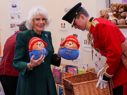 Camila dona los mil osos Paddington con los que los británicos homenajearon a la reina Isabel II, el 24 de noviembre de 2022, en Londres.