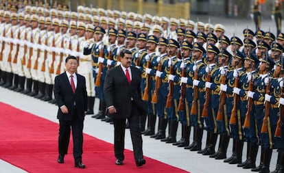 Nicolás Maduro junto a Xi Jinping durante a cerimônia de boas-vindas, em Pequim.