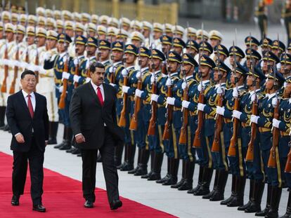 Nicolás Maduro junto a Xi Jinping durante a cerimônia de boas-vindas, em Pequim.