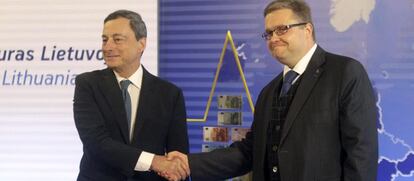 El presidente del Banco Central Europeo (BCE), Mario Draghi (izq), estrecha la mano al gobernador del Banco Central de Lituania, Vitas Sasiliauskas, durante la ceremonia de entrega de la Euroestrella en el Banco Central de Lituania en Vilna, el pasado mes de septiembre. 