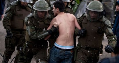 La policía detiene a un estudiante en una manifestación en Santiago (Chile) para exigir al Gobierno mejoras en la educación.