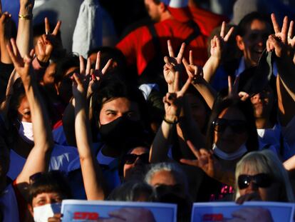 Seguidores del presidente de Argentina, Alberto Fernández, ponen sus dedos en "v", gesto que representa al peronismo, durante el cierre de la campaña electoral celebrado en Merlo, Buenos Aires, el 11 de noviembre de 2021.