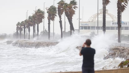 Una imagen del temporal, el pasado día 30, en l'Ampolla (Tarragona).  / QUIQUE GARCÍA (Efe)