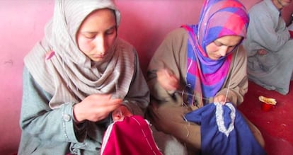 Zahida Ajter (izquierda) y Sakina Bano en el taller de Bugdam (India) donde bordan tejidos tradicionales.