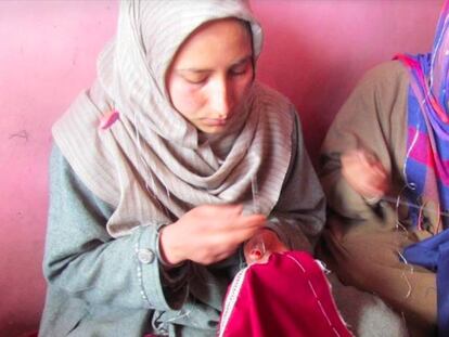 Zahida Ajter (izquierda) y Sakina Bano en el taller de Bugdam (India) donde bordan tejidos tradicionales.