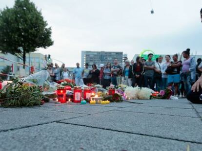 Ciudadanos ponen flores y velas en el lugar del tiroteo. 