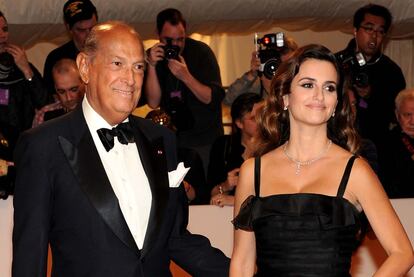 Penélope Cruz, acompañada y vestida de Oscar de la Renta, en la gala MET 2011.